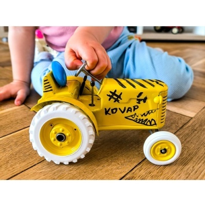 Trator em Metal Amarelo