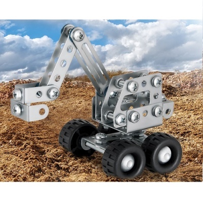 Modelo de escavadora metálica com rodas sobre solo de terra