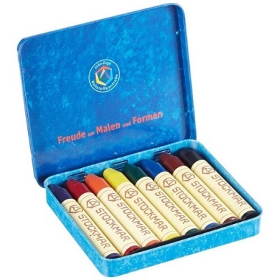 Estojo azul aberto com oito pastéis de cera coloridos