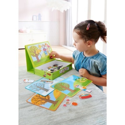 Jogo pedagógico com tabuleiros e peças magnéticas para crianças, com caixa verde ilustrada.