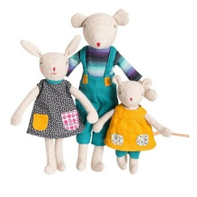 Três bonecos de peluche em forma de ratos vestindo roupas coloridas