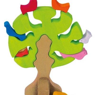 Brinquedo de árvore de madeira com pássaros coloridos encaixados nos ramos