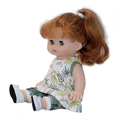 Boneca com cabelo castanho e roupa estampada sentada