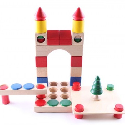 Brinquedo de construção em madeira colorida com torres, colunas e árvore