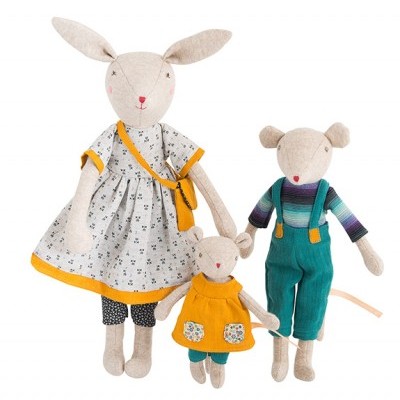 Três bonecos de pano: coelha com vestido cinza e amarelo, rato adulto com calças verdes e rato criança com vestido amarelo.