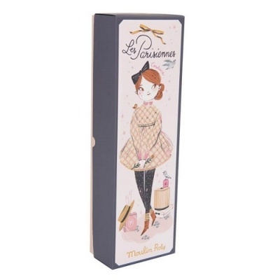 Embalagem cilíndrica com ilustração de menina ruiva com vestido xadrez e leggings pretas.