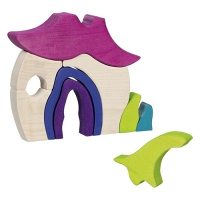 Brinquedo de construção em madeira colorida formando casa com telhado ondulado