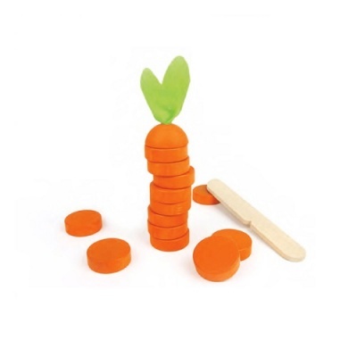 Jogo infantil de fatias de cenoura em madeira com faca de madeira
