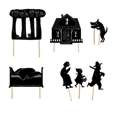 Cinco sombras chinesas em madeira preta com palitos representando cenas e personagens