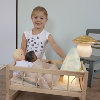 Cama de madeira clara para bonecas com bonecas e dois candeeiros decorativos