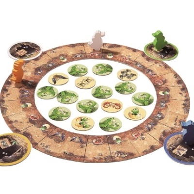 Jogo de tabuleiro circular com peças coloridas de dinossauros e fichas ilustradas.