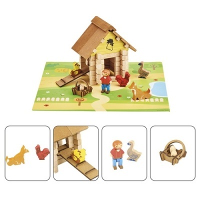 Brinquedo de madeira com casa, figuras de animais e pessoa, base ilustrada com lago e caminho