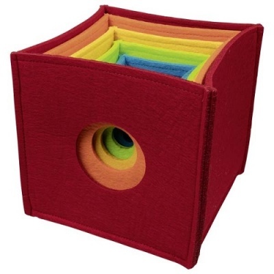 Cubo de tecido vermelho com cubos encaixáveis interiores coloridos do arco-íris