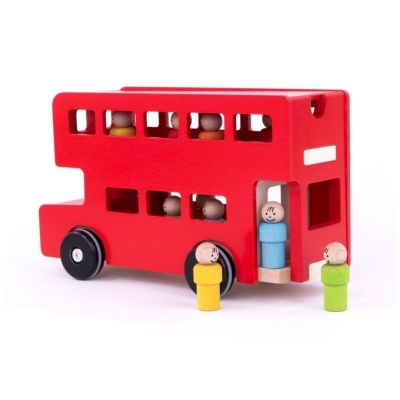 Miniatura de autocarro vermelho de madeira com figuras humanas de madeira