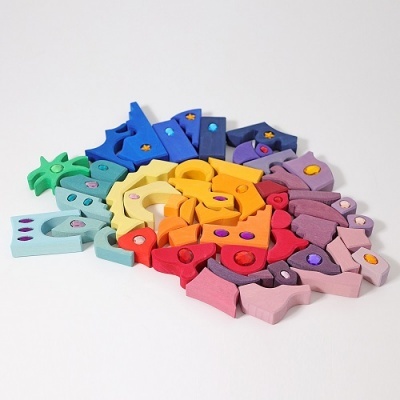 Peças de madeira coloridas formando mandala em fundo branco