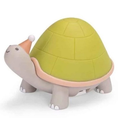Figura de tartaruga em plástico com carapaça verde e gorro cor-de-rosa.
