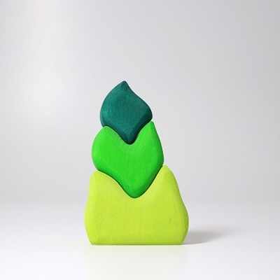 Objeto decorativo com três peças verdes sobrepostas em fundo branco.