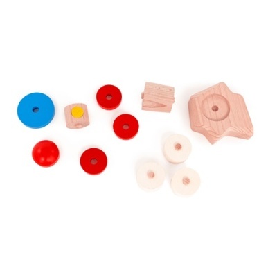 Peças de madeira coloridas para encaixe sobre fundo branco