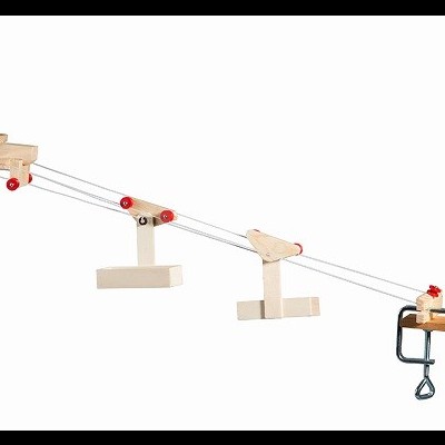 Brinquedo em madeira com peças ligadas por cordas vermelhas fixado a madeira.