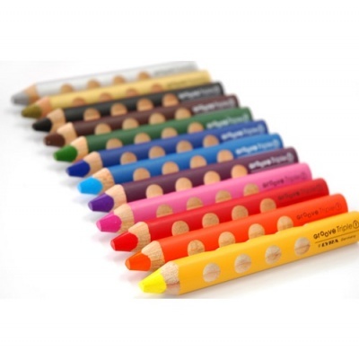 Lápis de cor coloridos com corpo decorado e pontas coloridas