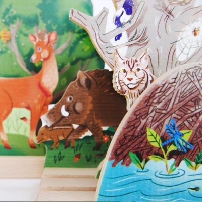 Brinquedos de madeira pintados de animais da floresta em cores vivas