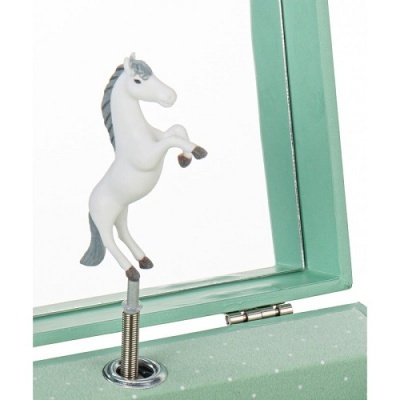 Cavalo de brinquedo branco com crina cinzenta preso por mola a caixa verde com pontos brancos