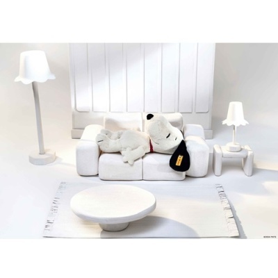 Miniatura de sala de estar com sofá branco, mesa redonda, tapete, lâmpadas e figura Snoopy no sofá