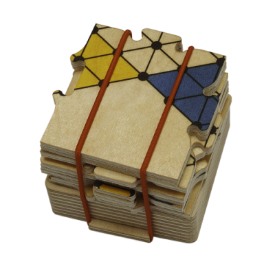 Conjunto de peças de madeira coloridas com padrão geométrico e tiras elásticas vermelhas