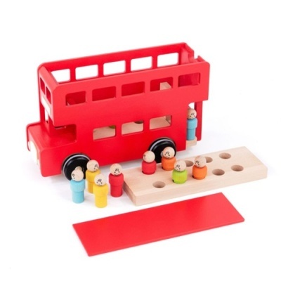 Conjunto de brinquedo com autocarro vermelho de dois andares e bonecos de madeira coloridos