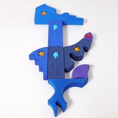 Peça decorativa em madeira azul e roxa com estrelas e pedras coloridas