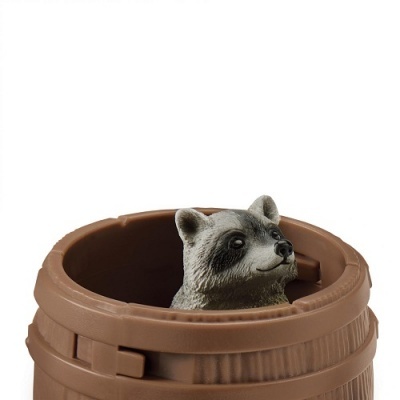 Figura de guaxinim a sair de barril castanho