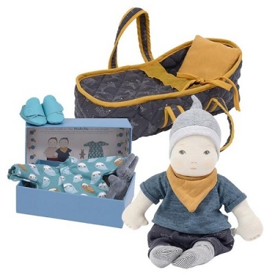 Boneca de pano com cama portátil e caixa com roupas de bebé e acessórios