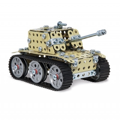 Modelo de tanque metálico dourado com parafusos e rodas cinzentas sobre fundo branco