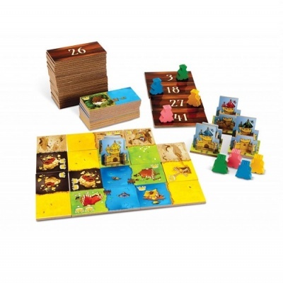 Jogo de tabuleiro com peças coloridas, cartas numeradas e peões de plástico.