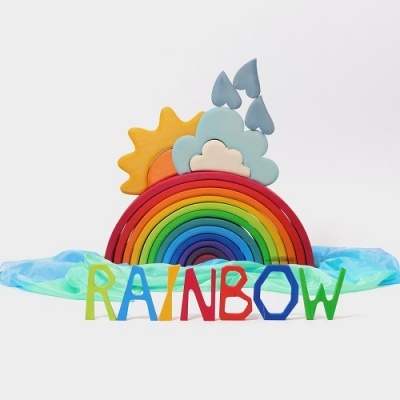 Brinquedo de madeira colorido com tema arco-íris e letras RAINBOW