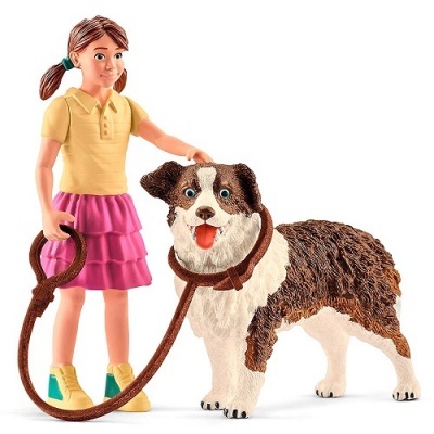 Figura de menina com cão e trela castanha