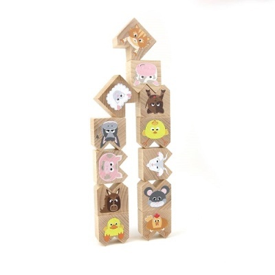 Torres de blocos de madeira com imagens de animais coloridos
