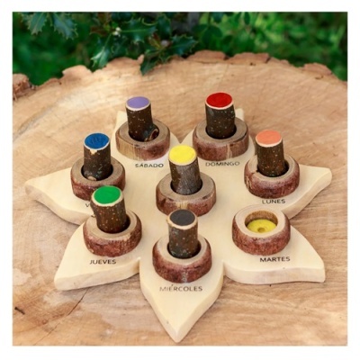 Marcadores semanais em madeira natural com hastes coloridas numa base em forma de estrela