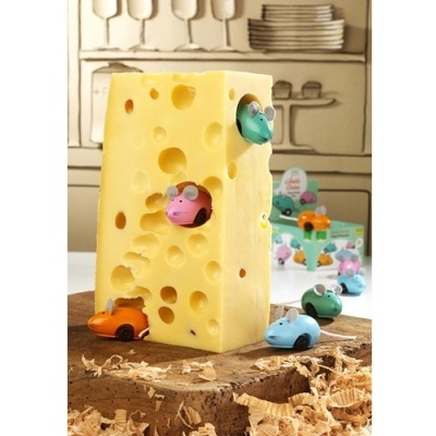 Bloco amarelo de queijo com buracos e ratinhos coloridos em plástico