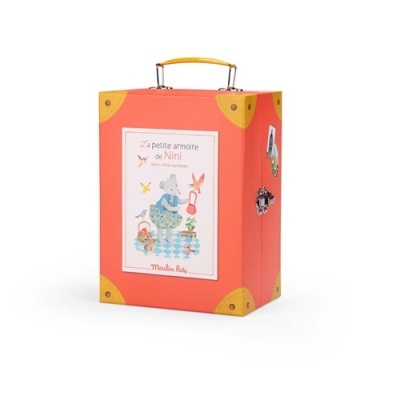 Mala cor-de-rosa com cantos amarelos, ilustração de rato e texto em francês