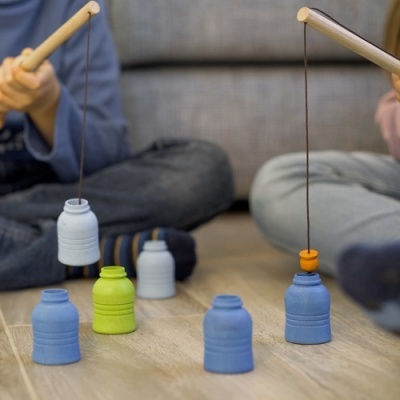 Brinquedo de madeira para pescar frascos coloridos no chão