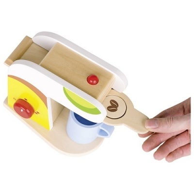 Máquina de café de brinquedo em madeira com chávena azul e colher de madeira