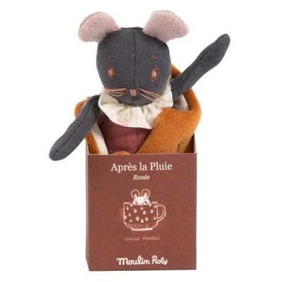 Boneco de peluche rato cinzento numa caixa castanha com texto