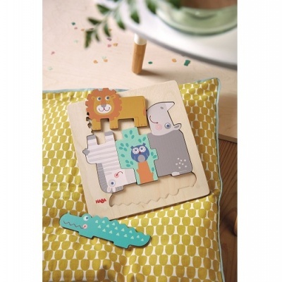 Puzzle de madeira para crianças com animais coloridos sobre almofada amarela