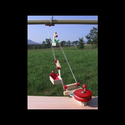 Brinquedo infantil de madeira pendurado com figuras humanas em madeira e cordas, no exterior.