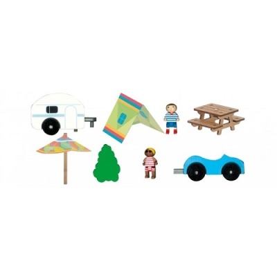 Conjunto de brinquedos de madeira com caravana, tenda, figuras e mobiliário de parque.