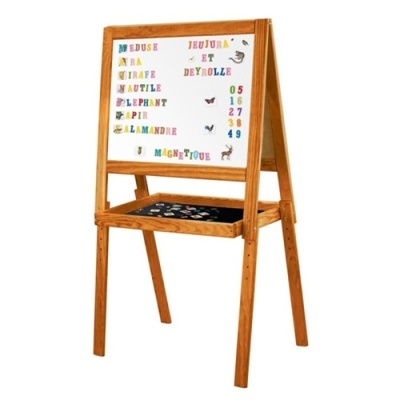 Cavalete de madeira com placa branca magnética e letras coloridas magnéticas