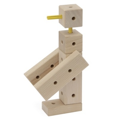 Brinquedo de construção em madeira clara com pinos amarelos