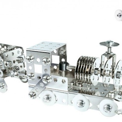 Modelo de comboio metálico prateado com peças aparafusadas e estrutura metálica com esfera