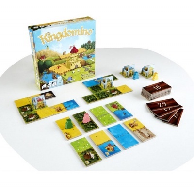 Jogo de tabuleiro Kingdomino com peças de terrenos coloridos e caixa ilustrada
